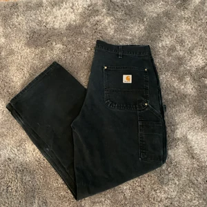 CARHARRT WORK PANTS - asfeta! Men lite för små för mig. Har bara provat dom men dom är köpta second hand, inga fel alls på dom! Strl 36X30 men mindre i strl! Asnajst att skejta i såna här