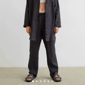 Svarta linnebyxor hm st S - Oanvända gråsvarta linnebyxor från hm i st S. Jag är 165 som en referens. 