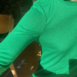 Skitsnygg Grön glittrig tröja, passar till mycket! 