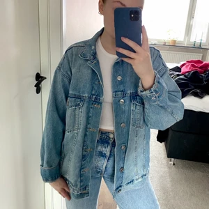 Oversized jeansjacka - • Oversized jeansjacka från HM i storlek 36.  • I bra skick, inga fläckar eller liknande  • Frakt tillkommer på 66 kr, postnord spårbart  • Vid flera intresserade blir det budgivning. Hör av dig vid frågor! 🥰
