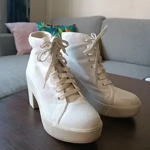 Vita boots, knappt använda men sjuuukt sköna ✨ storlek 40 ✨