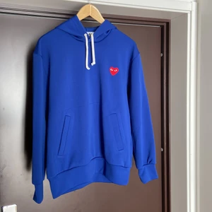 Comme des garçons hoodie  - Knappt använd royal blue hoodie. Size L, fits M. Köpt för ett år sen. Cond. 10/10. Kvitto finns