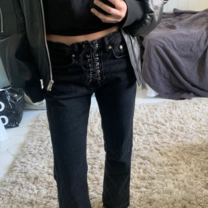 Jeans - Asballa jeans från zara med snörning istället för dragkedja. Brukar ha xs så dom är så lite oversized på mig. Kan mötas eller så står köparen för frakten 