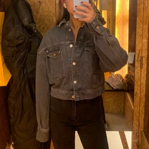 Cropped jeansjacket Pepe Jeans - Croppad grå jeansjeacka från Pepe Jeans i storlek M. Vintage från Pepe Archive