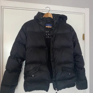 Gant-jacka i dun. Storlek M.  - Knappt använd vinterjacka från Gant. Nypris 1700:- nu 700:-