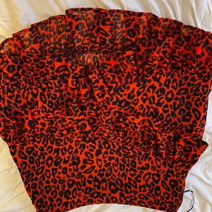 Kjol - En kjol med dragkedja på sidan , den röda färgen är mörkare i verkligeheten 💗💗