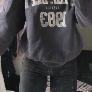 Svart sweatshirt, Gina tricot strl 32 💗 - Säljer denna jättefina mysiga sweatshirt från Gina tricot ❤️ Passar superfint till ett par jeans eller ett par kostymbyxor 💗