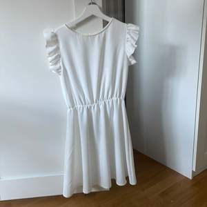 Vit fin klänning köpt i Italien. Aldrig använd!