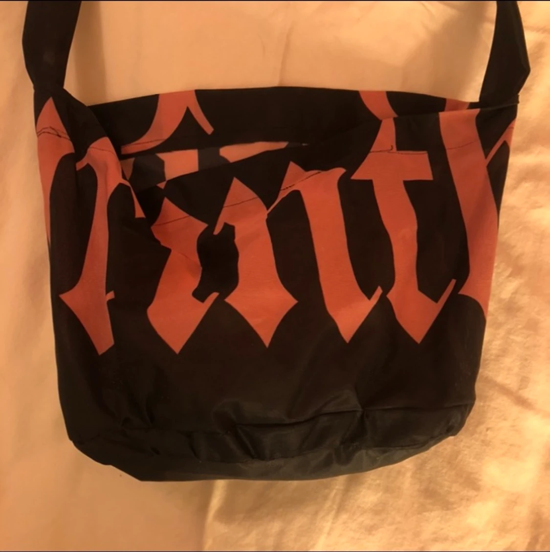 Rosa och svart y2k väska - 90