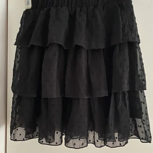 Svart volang kjol - En super gullig och fin kjol! Hur fin som helst och endast använd 1 gång. Älskar verkligen denna kjolen men då jag redan har några liknade behövdes ej denna nån mer.