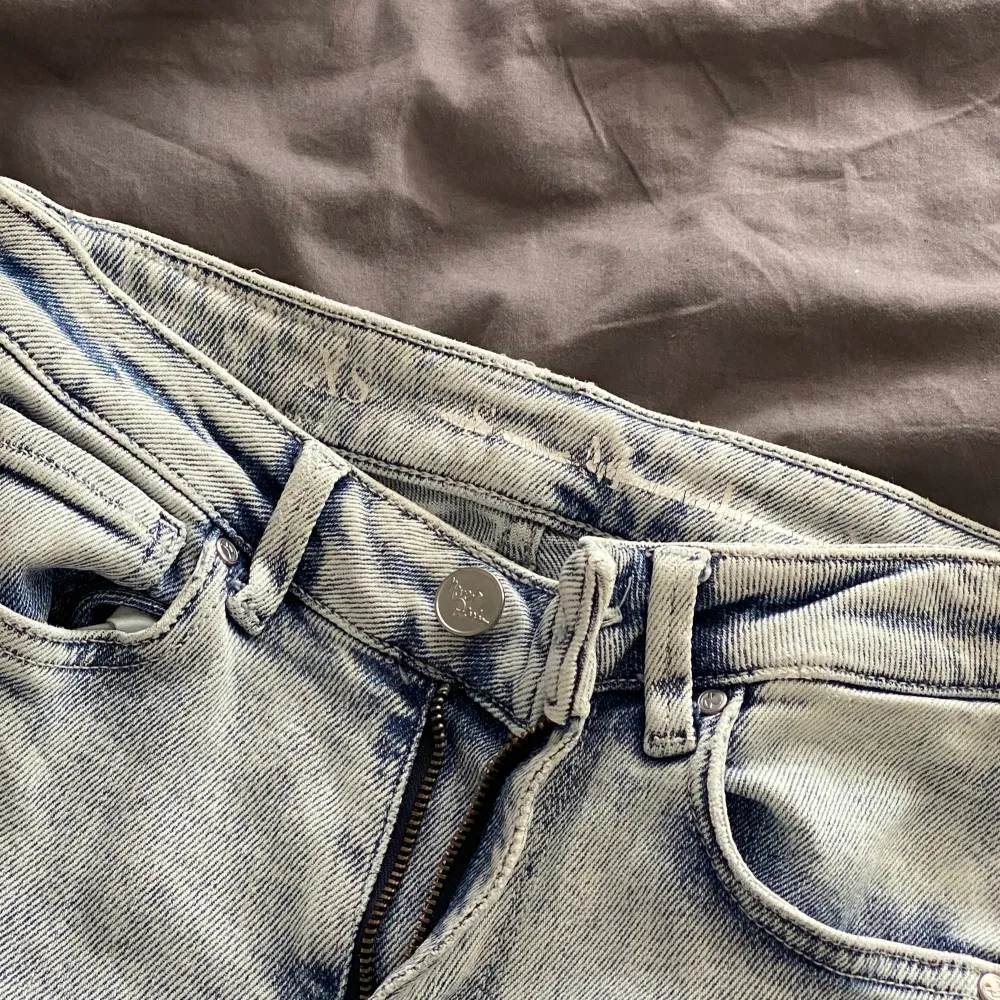 Superfina ljusblåa jeans med slitage vid knäna i storlek XS. Säljer då jag näst intill aldrig använt dem, alltså i väldigt bra skick. Kommer ej ihåg vart jag köpte dem. Köpare står för frakt 💖. Jeans & Byxor.