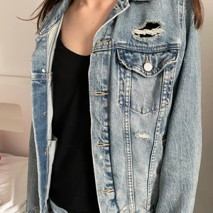 JEANSJACKA DISTRESSED !! - Nice jeansjacka nu till våren med slitningar, köpt för ca 1 år sedan på H&M. Köpt för ca 500kr. 💕 BUDA FRÅN 200kr PRIVAT