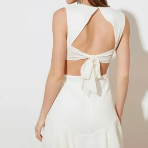 Studentklänning - Super snygg slutsåld klänning köpt på Zalando!! Verkligen dröm klänningen men för stor för mig): köpt för 615kr.. aldrig använd..