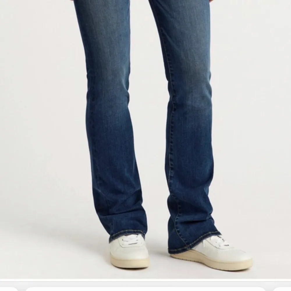 Säljer helt oanvända jeans med lätt bootcut från Lindex, nypris 599. De är i ett superskönt material därav priset men de sitter som en smäck på låren och rumpan. Dessa är i storlek 40 men passar mig som är M. . Jeans & Byxor.