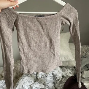 Brun topp - Brun topp från zara jättefin, säljer då den har blivit för liten för mig och sitter inte som jag vill ha den. Fint skick 