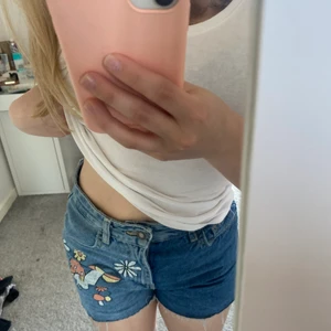 Coola shorts med svampar och blommor på - Säljer dessa coola jeans shortsen som är i två olika färger med svamp och blom detaljer på ena benet. Köparen står för frakten. Pris kan diskuteras💙