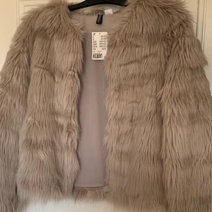 Pälsjacka - Säljer min oanvända pälsjacka i fakepäls från H&M. Jackan är helt oanvänd och prislapp finns kvar. Storlek S men skulle säga att den passar M också👍☺️  Färgen är i gammalrosa/grå-rosa, nypris 500 kr, säljer för 250 kr💓 OBS köpare står för frakt 