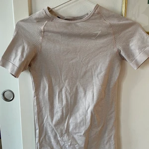Träningströja från Gymshark - Träningströja från Gymshark i jättefint skick som knappt är använd i storlek S. Köpare står för frakt och betalning sker via swish 💓120kr+frakt 