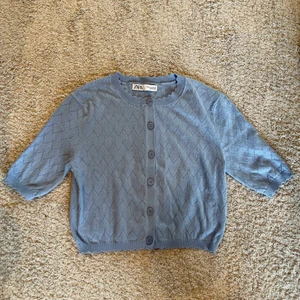 ❗️Blå kortärmad tröjan/koftan från Zara❗️ - 💕Säljer denna blåa kortärmade tröjan/koftan från Zara, då den inte passar längre. Tröjan är i storlek S och den passar perfekt till allt💕