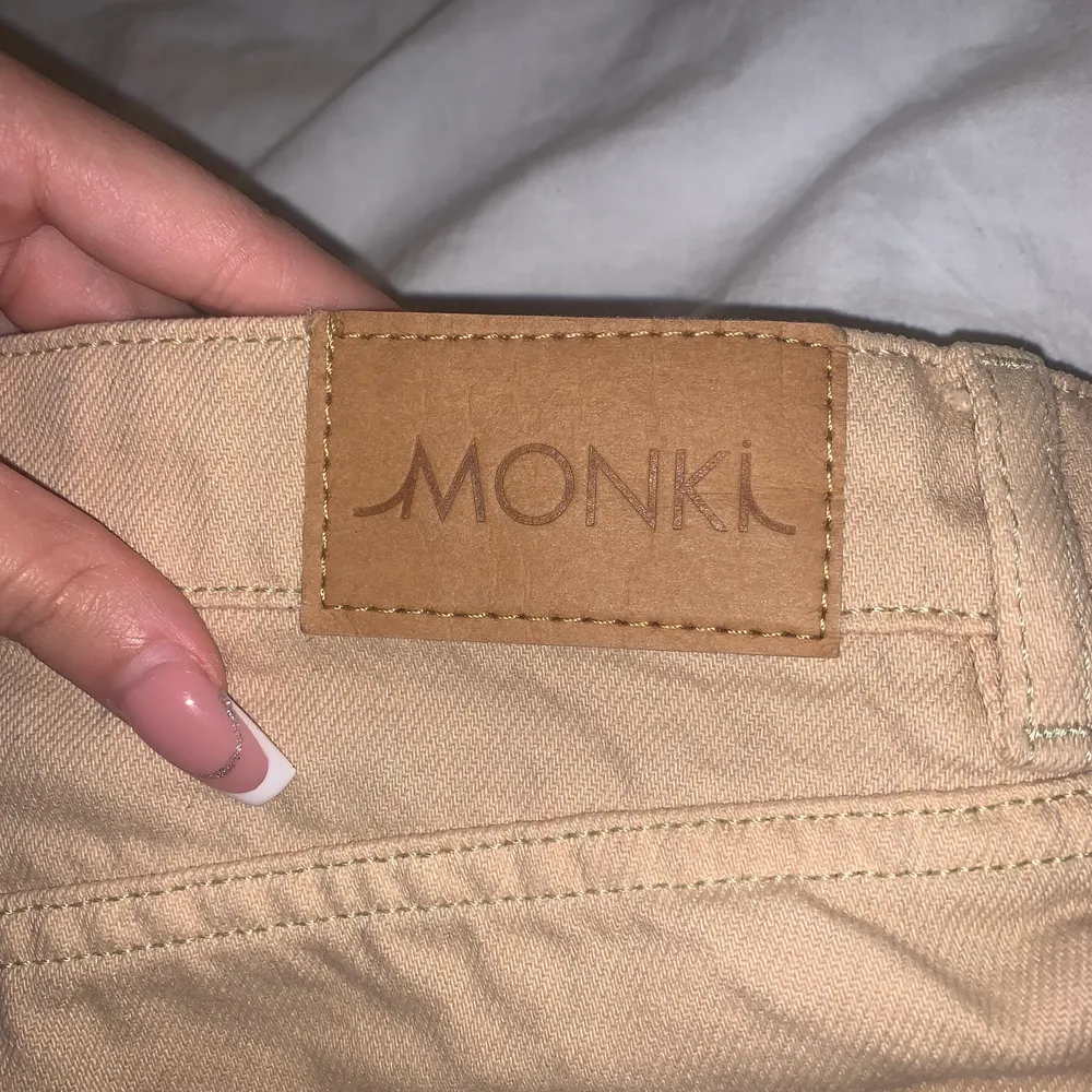 Beiga pösiga byxor från Monki, kommer inte i användning men annars i väldigt bra skick, är 154 och de är lite långa för mig i benen. Storlek S men hade passat en liten M oxå. Jeans & Byxor.