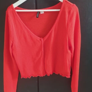 H&M kofta/topp - Helt oanvänd topp från H&M i storlek L men passar M.