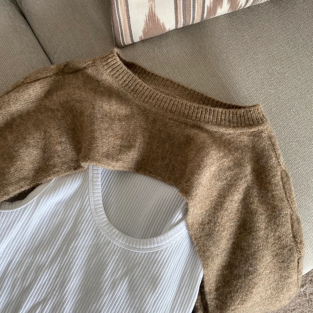 En tröja kompinerat med linne från Zara storlek S! Använd 1 gång. Som ny💗. Toppar.
