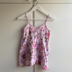 Blommig topp  - Supergulligt linne med paljetter från Peach. Linnet har en ganska litet upptill vid bysten och det finns ingen stretch i tyget. Skriv för fler bilder 💗💞 