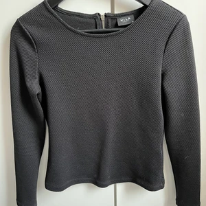 Lite finare topp - Fin topp från Vila. Lite åt det kortare hållet mot normal. Använd fåtal gånger och i nyskick! Tvättas självklart innan den skickas då den hängt ett tag.                           (Pris kan diskuteras och är exklusive frakt som köparen står för!)