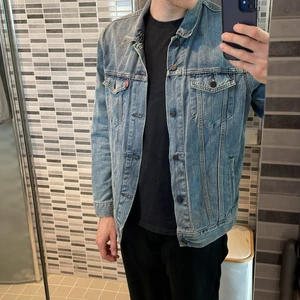 Jeans Jacka Levi’s - Hängt med några år men har glömts bort i garderoben, fint skick ganska stor. 