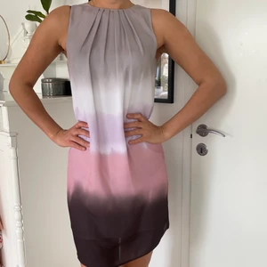 Klänning  - Fin klänning i olika färger med en knytning i nacken. Modellen är rak och luftig. Storleken är 38 och jag är 178cm lång 