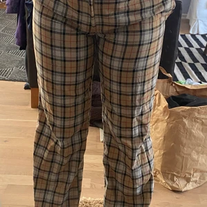 Byxor - Rutiga kostymbyxor köpta på vintagebutik i Göteborg:)