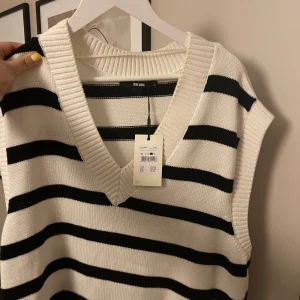 Stickad väst BikBok - Aldrig använd endast testad. Lapp kvar. Storlek L. Nypris 299kr
