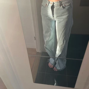 Weekday wide leg jeans - Så snygga weekday jeans. Sitter så snyggt och väldigt bra vid midjan på mig som är en 36. Är 165, finns inga defekter. Dom är även upp sprättade för att vara längre 