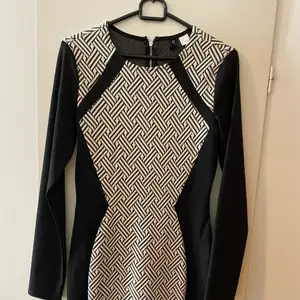 En söt klänning från H&M köpt till en skoldans för några år sedan. Ger en illusion med dens form. Är i storlek 40 men passar även S.