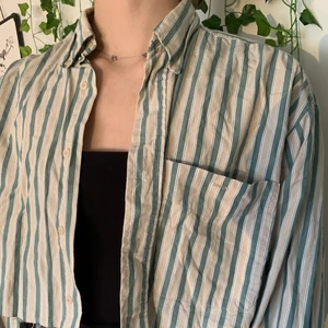 Avklippt randig skjorta - Skjorta med ränder i vit och dov turkos. Jag har klippt det själv.
