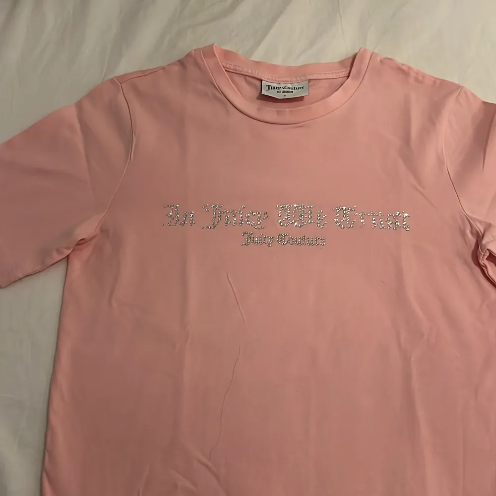 Jätte söt rosa T-shirt som aldrig används, storlek S men passar även XS. Skriv för fler bilder eller frågor. T-shirts.
