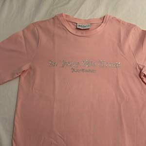 Jätte söt rosa T-shirt som aldrig används, storlek S men passar även XS. Skriv för fler bilder eller frågor