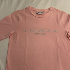 Juicy couture storlek S - Jätte söt rosa T-shirt som aldrig används, storlek S men passar även XS. Skriv för fler bilder eller frågor