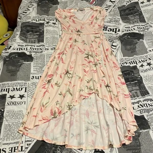 Råda klänning med blommor  - En fin klänning med mörk rosa blommor. Den är lite stor för storleken. 