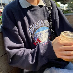 Brandy Melville sweatshirt - Säljer min ursnygga oversized sweatshirt från Brandy Melville. Köpte den för lite mer än ett år sedan för ca 480kr (48 euro). Den är i superbra skick, verkligen som ny, det finns inga tecken alls på slitage. Storleken är ONESIZE, men den är väldigt oversized så skulle säga att den passar på XS-L. Det är bara att skriva ifall ni önskar fler bilder!💕 (de första två är lånade från Brandy Melville sida🥰)