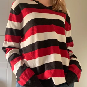 Randig tröja  - Säljer denna skitsnygga randiga tröja i rött, vitt och svart! Tröjan är köpt second hand och väl använd av mig, men ändå i gott skick och med supermysigt material. Storleken på tröjan är L men den passar även mig som oftast har S. Hör gärna av er vid fler frågor! ❤️