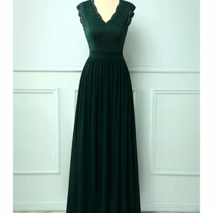 Mörkgrön balklänning - Helt ny och oanvänd aftonklänning med överdel av spets och kjol av chiffong. Säljes pga för stor storlek (jag är 156 lång, passar nog dig som är 160-165). Pris kan diskuteras :)