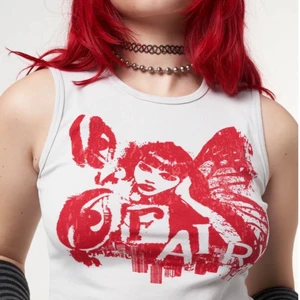 Minga London fairy girl vest top - Säljer denna helt nya supersnygga och superpopulära toppen från Minga London, endast provad. Strl XS men är ganska stretchig i materialet och materialet är verkligen superskönt, lite rejälare än vissa andra toppar. Köpt från Minga Londons egna hemsida för 300, säljer den för 200! Köpare står för frakt ❤️