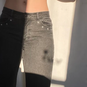 Jeans - Lågmidjade jeans från HM med jättefina stjärndetaljer. Storlek 38, men passar 36. 