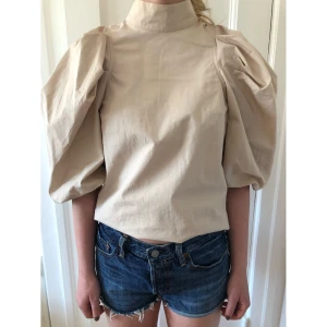 HM blus - Sååå fin blus🖤 🤩 med puffärm 100% bomull. Färg ljus beige✨som ny endast använd en gång. Storlek xs.  Modell är xs på bilden✨