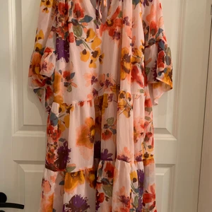 H&M-klänning strl XXL - Fin sommarklänning med ett undertyg som gör att man inte ser igenom.