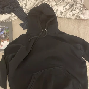 Svart hoodie - Vanlig svart hoodie som bara inte kommit till användning💕
