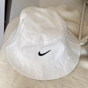 Nike bucket hat - Vit Bucket hat med Nike logga, fiskehatt