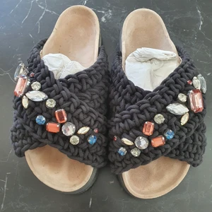 inuikii tofflor - Säljer dessa så snygga inuikii tofflor, då dom är lite stora på mig. Verkligen as fina skor som är perfekta nu till sommaren eller när man ska utomlands😍💕 hör av er vid frågor eller direktköp!😇💗🙏🏼