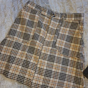 Monki kjol med sidfickor size 36  - Fint skick rökfritt hem 